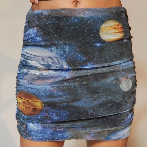 Ruched galaxy print mini skirt by Urban Outfitters - Picture 3 of 9